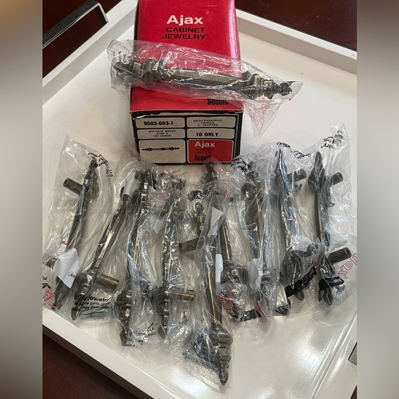 VINTAGE AJAX MEDITERRANEAN CABINET HANDLES, SET OF 10, ANTIQUE BRASS:SCOVILL - Picture 6 of 7